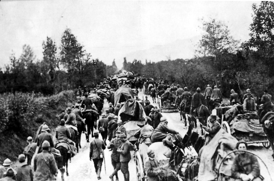 Truppe italiane in ritirata dopo lo sfondamento di Caporetto